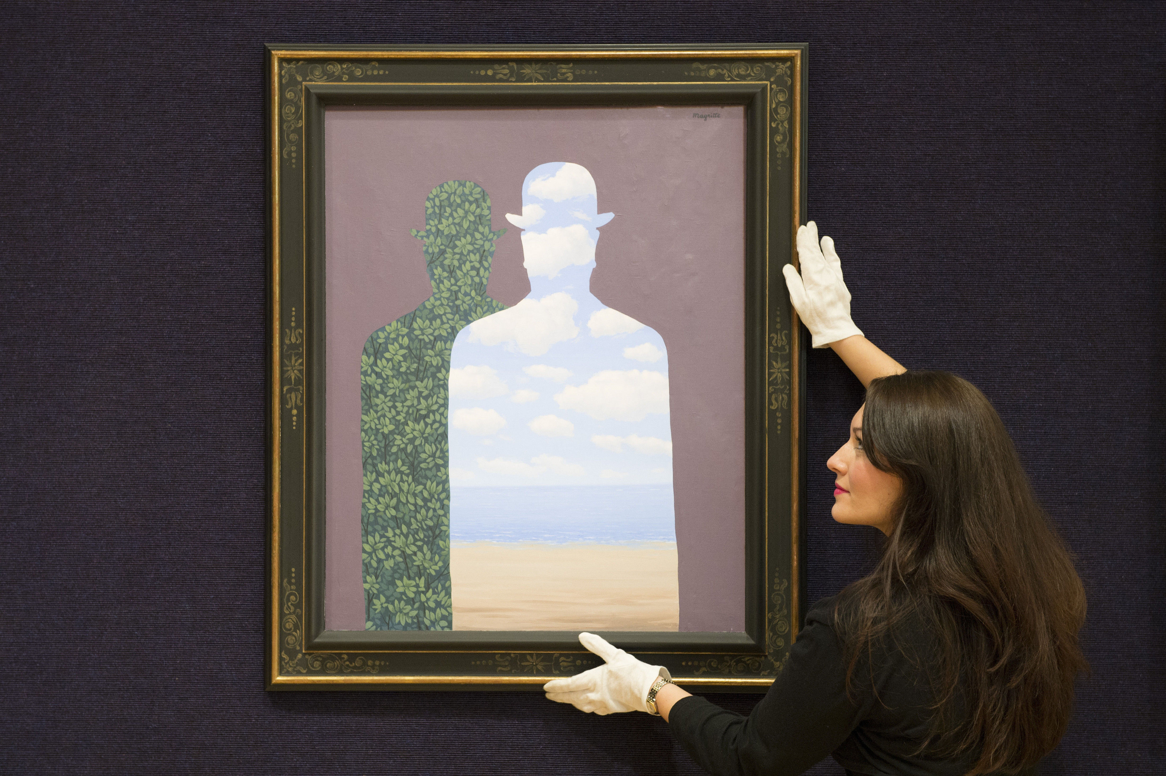 Surrealismo; La Belle Société de René Magritte (1965-66) durante una subasta de arte