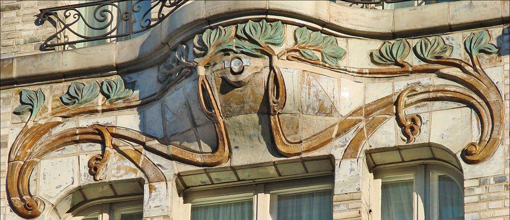 Detalle de la fachada Art Nouveau del Hotel Céramic en París