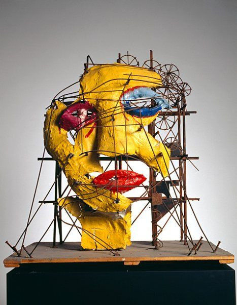 Un buen ejemplo de ensamblaje como escultura de Jean Tinguely y Niki de Saint Phalle 'Le Cyclop - la Tête', 1970