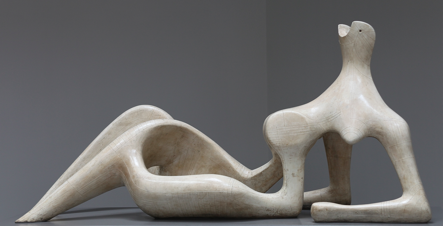 Escultura moderna 'Mujer reclinada' de Henry Moore, 1951