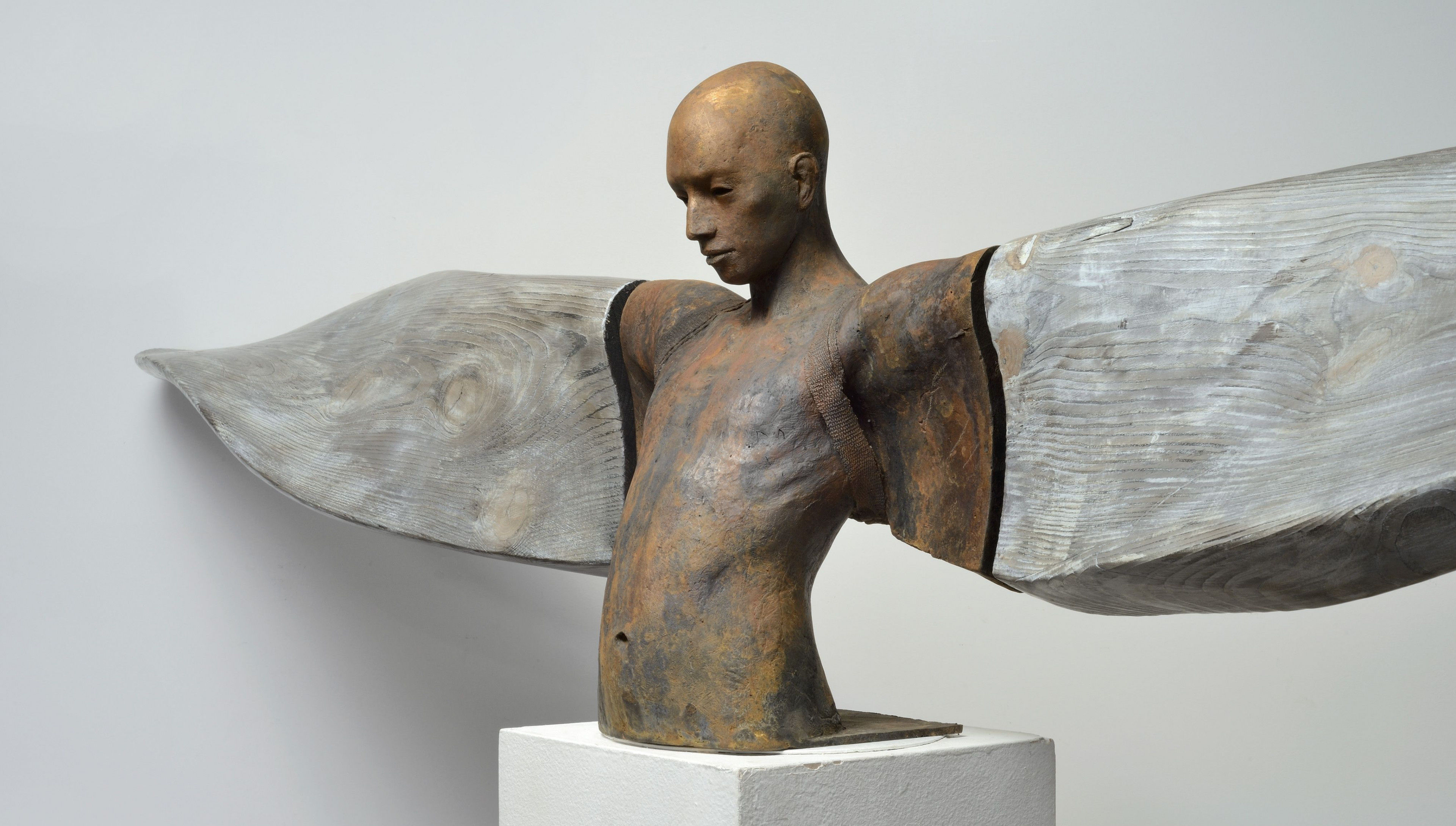 Escultura contemporánea en bronce de Jesús Curiá disponible vía Gallerease