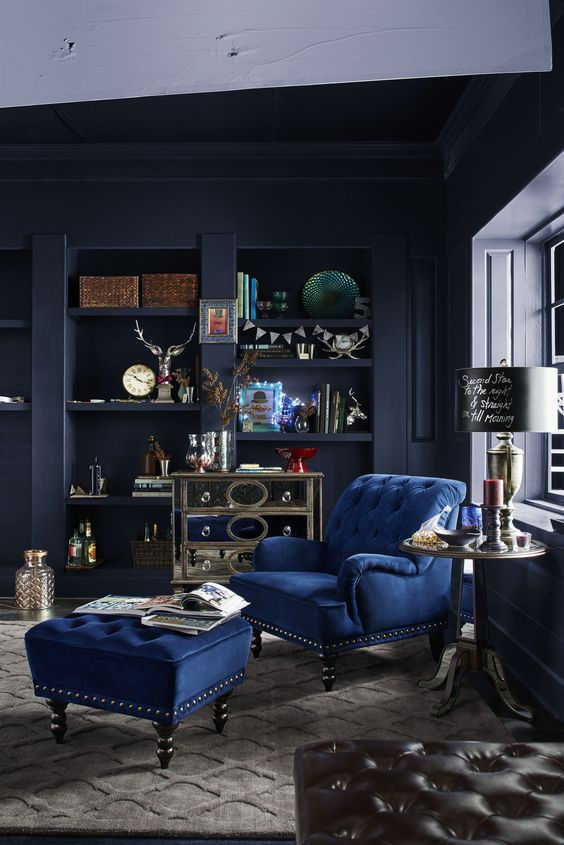 Example of an eclectic interior with the effect of a dark ground colour and cupboard space