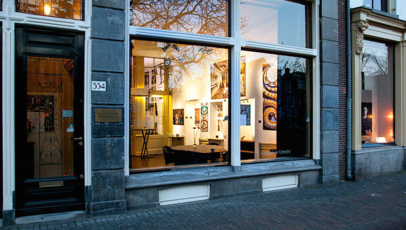 Art for sale in Utrecht; the entrance of Fotogalerie Utrecht at the Oudegracht 