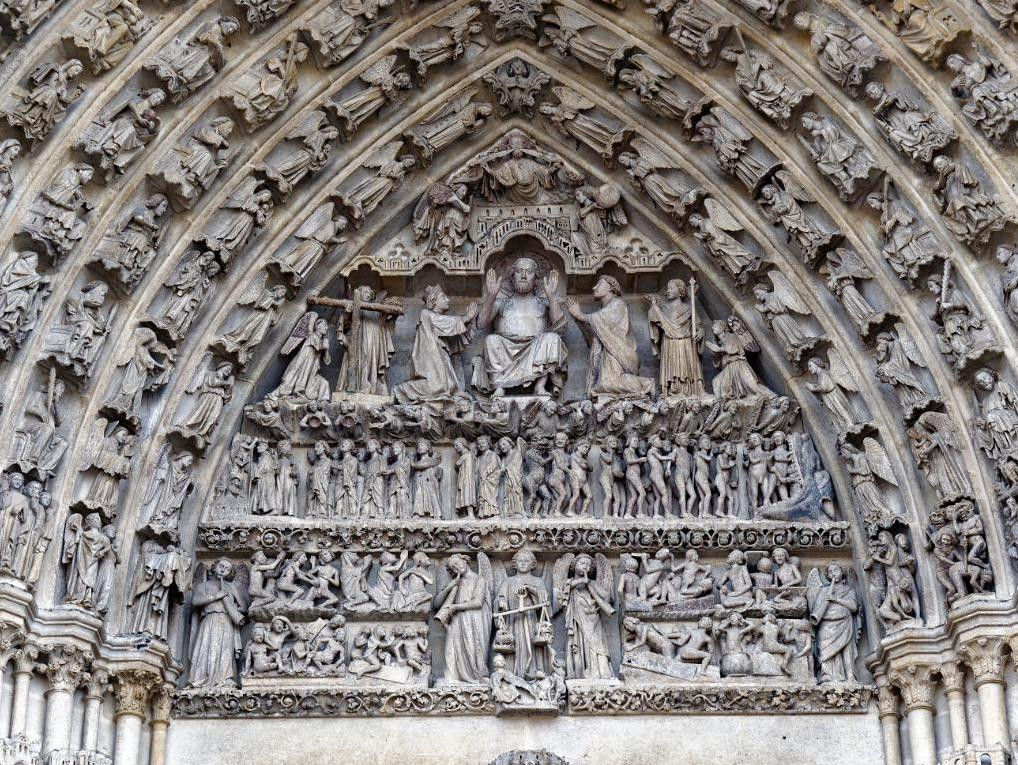 El tímpano de Notre Dame en Amiens con relieves escultóricos ricamente decorados, 1270