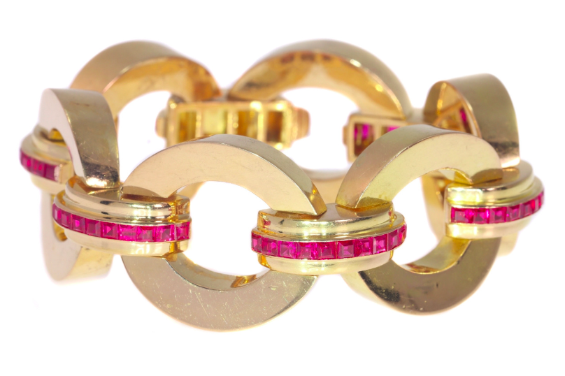 Información esencial antes de comprar joyas o bisutería; brazalete retro de oro de los años cuarenta de diseño fuerte con rubíes