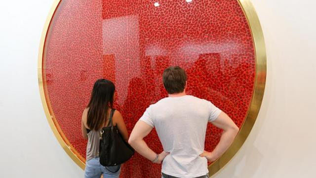 Obra de arte de Damien Hirst en una feria de 'puntos rojos'; aún no se han vendido todas las obras de arte con un punto rojo